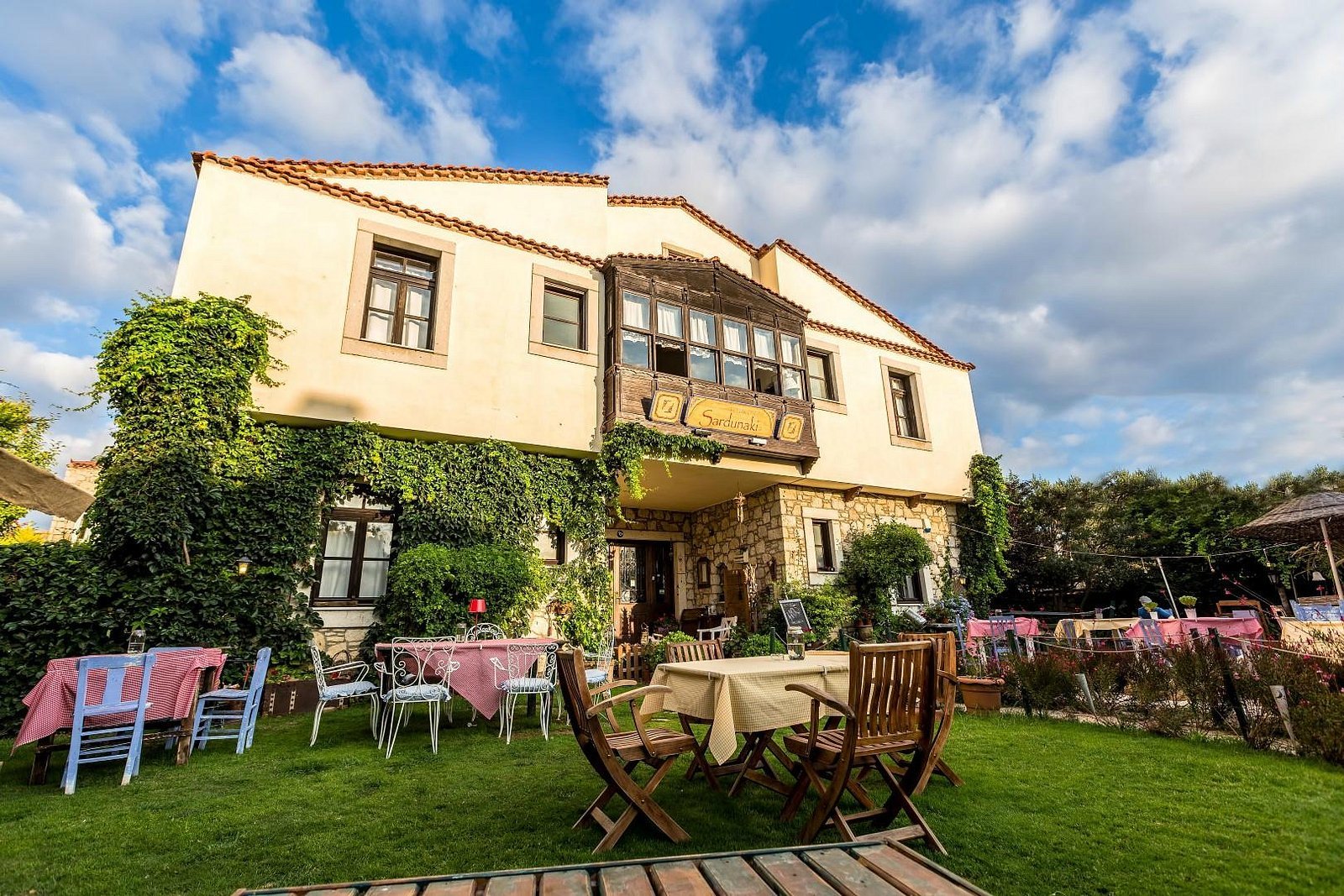Sardunaki Konak Otel — Çeşme