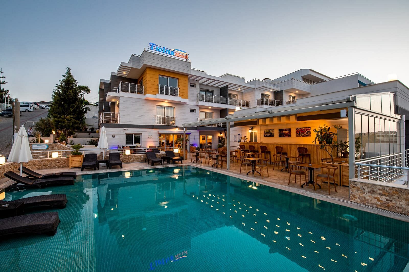 Twins Hotel — İnönü Mah, Çeşme
