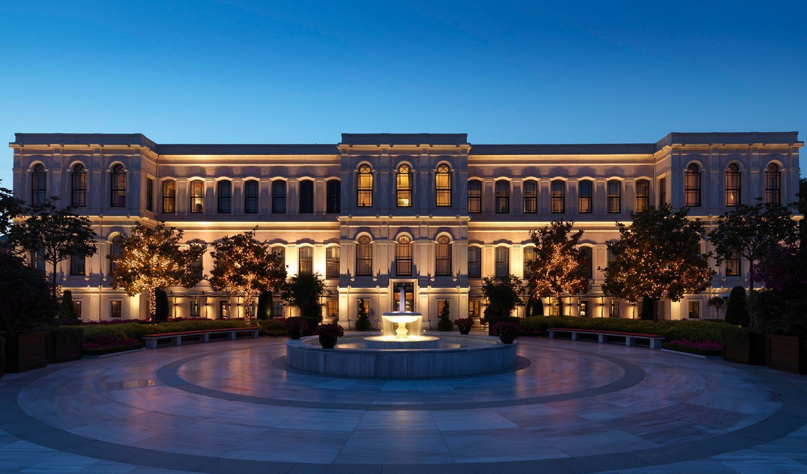 Four Seasons Hotel Istanbul at the Bosphorus — İstanbul, 4-star hotel