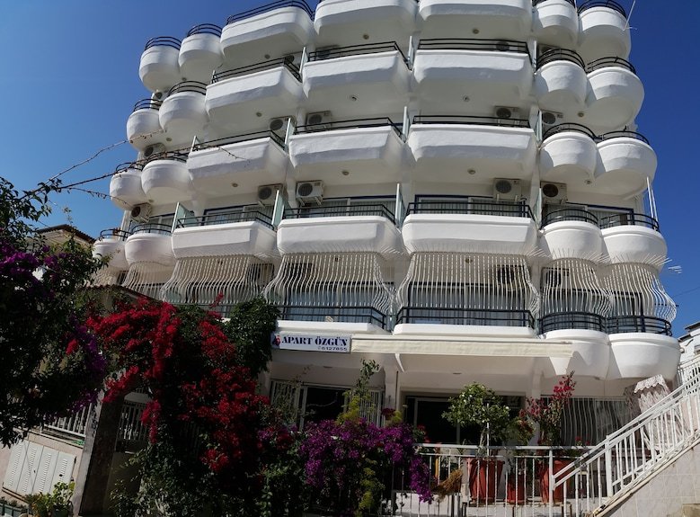 özgün apart otel — Kuşadası