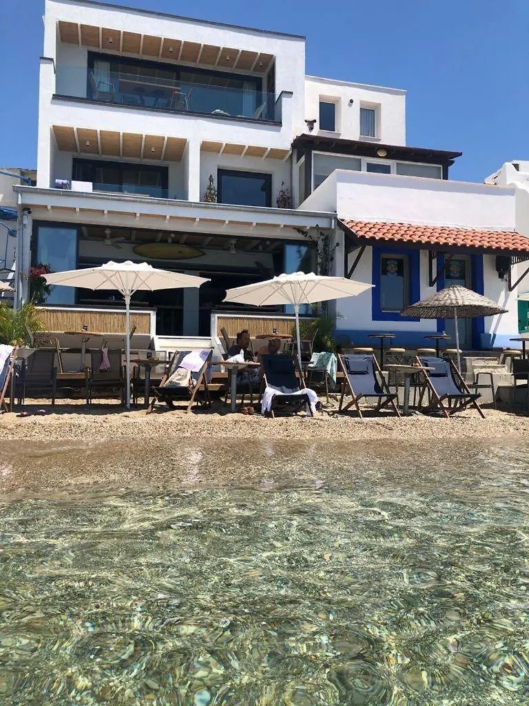 Surfer Caravan Gastro Pub And Suites — Bodrum