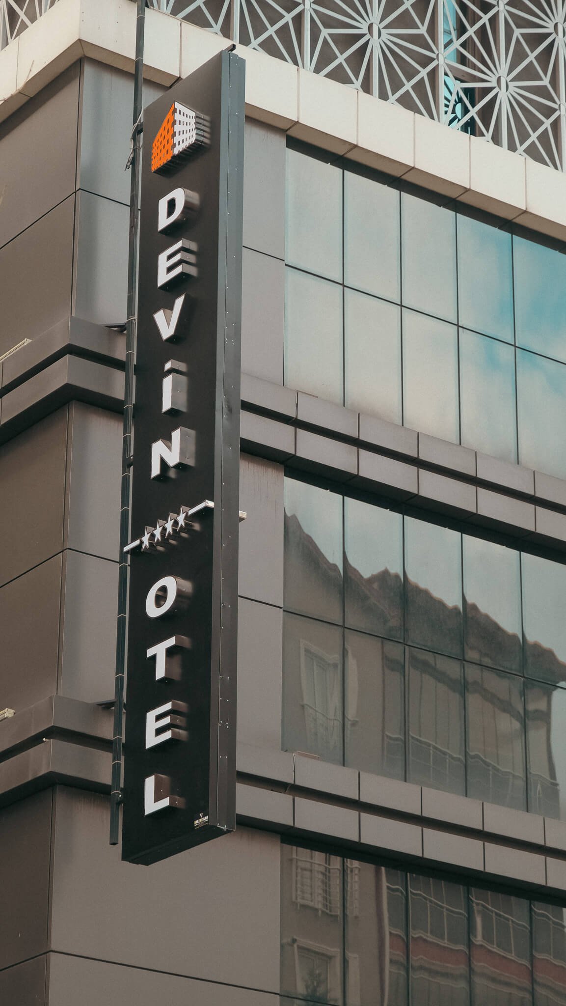 Devin Otel photo 3