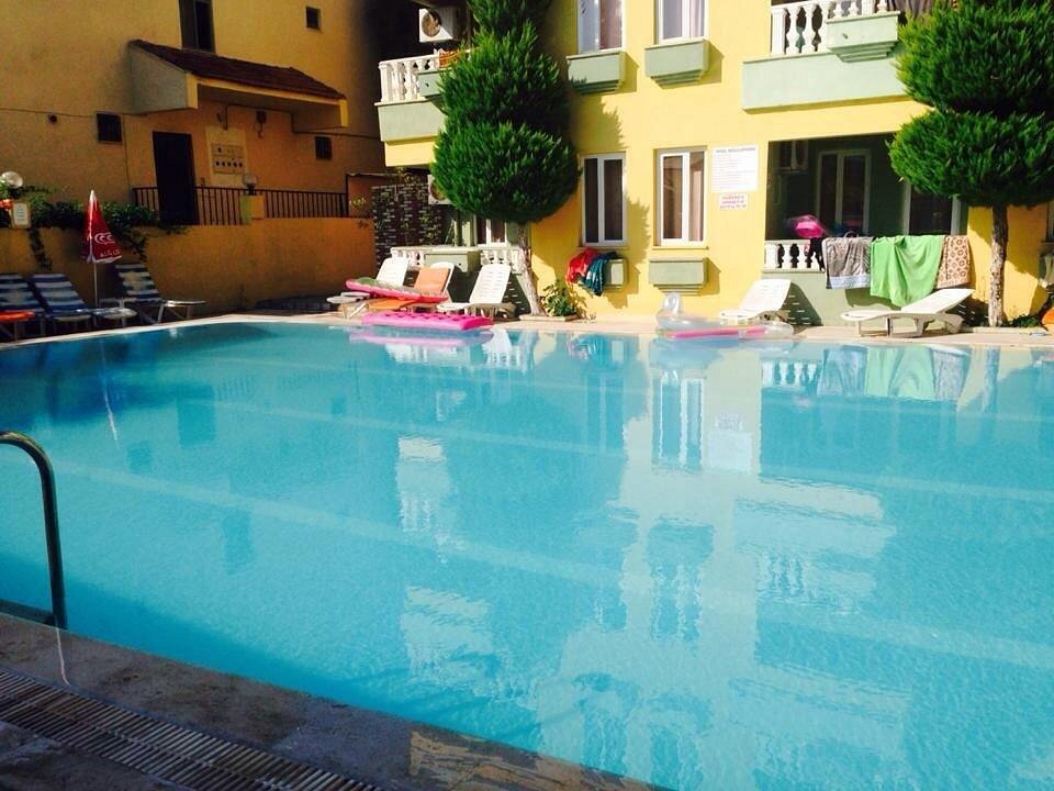 Club Sunset Apartments photo 3