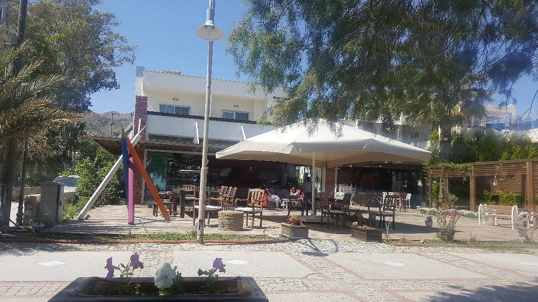 Meggs Bodrum Beach Restaurant & Hotel — Ortakent, Bodrum
