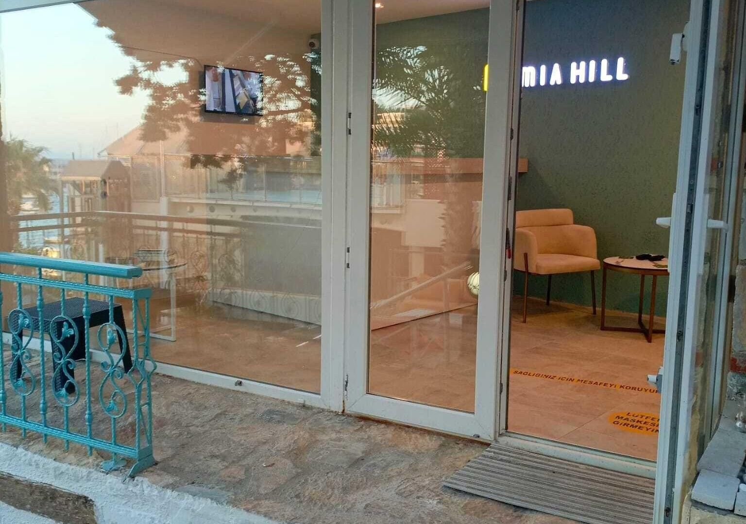 Mia Hill Suites photo 4