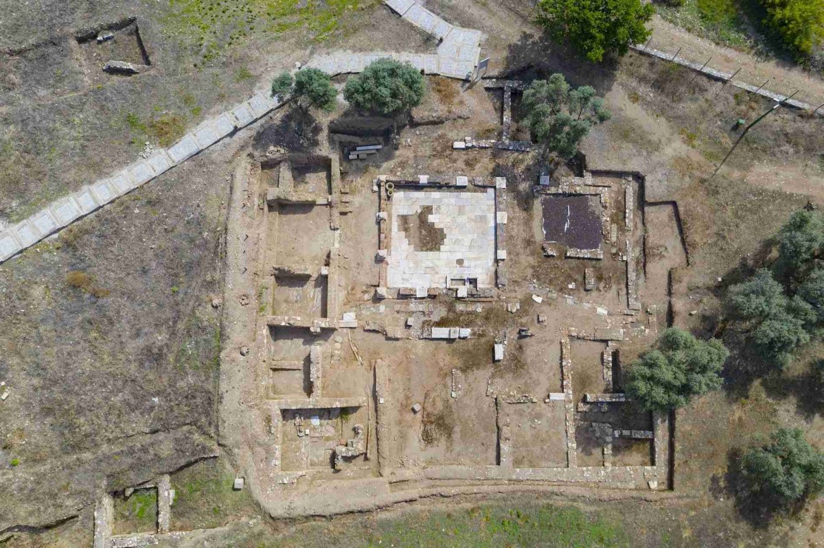 İzmir Metropolis Archaeological Site photo 3