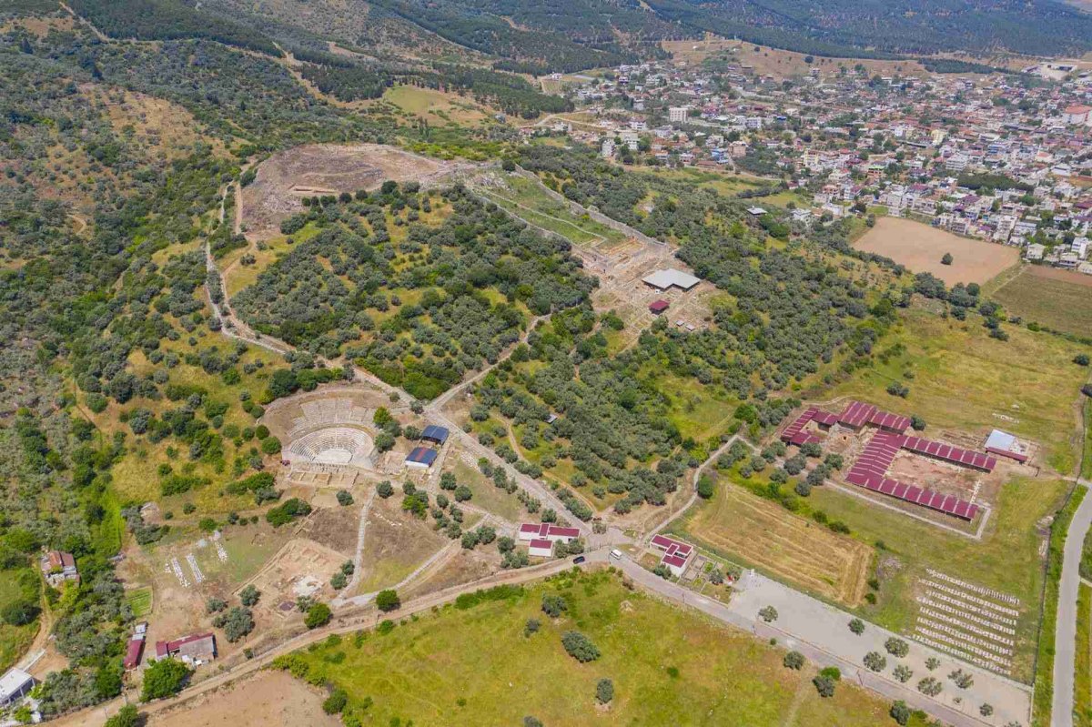 İzmir Metropolis Archaeological Site photo 4