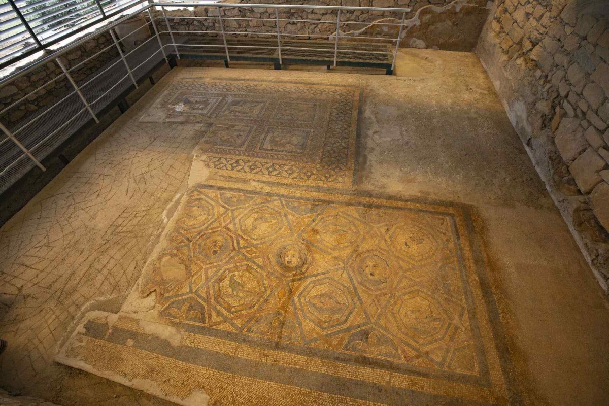 İzmir Metropolis Archaeological Site photo 6