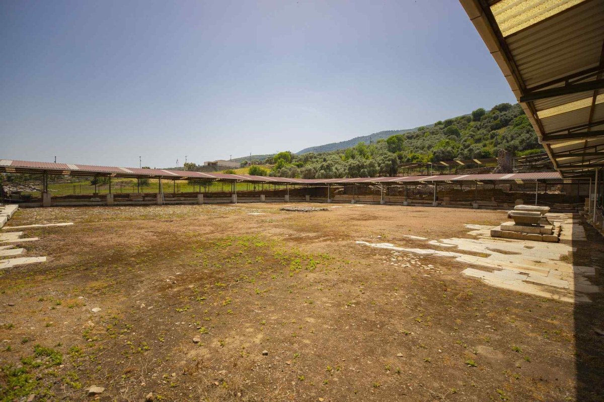İzmir Metropolis Archaeological Site photo 7