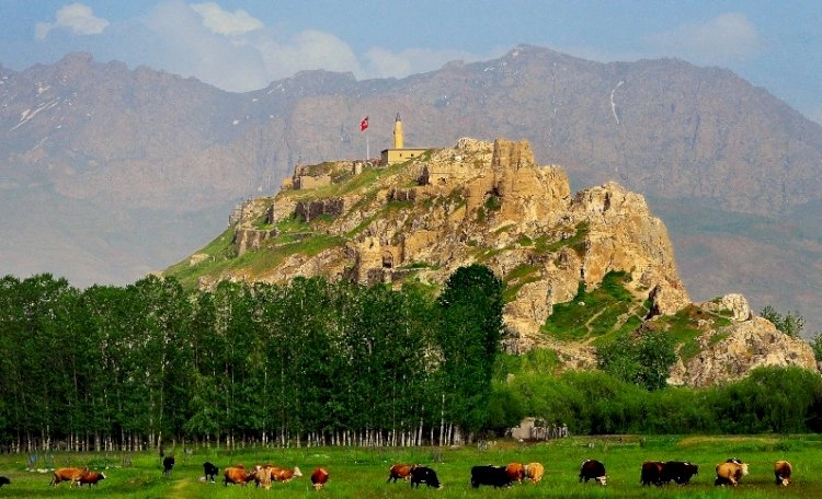 3 Days Van City Tour: Meher Gate, Varagavank, Van Castle and Van Museum Private Tour — photo 7