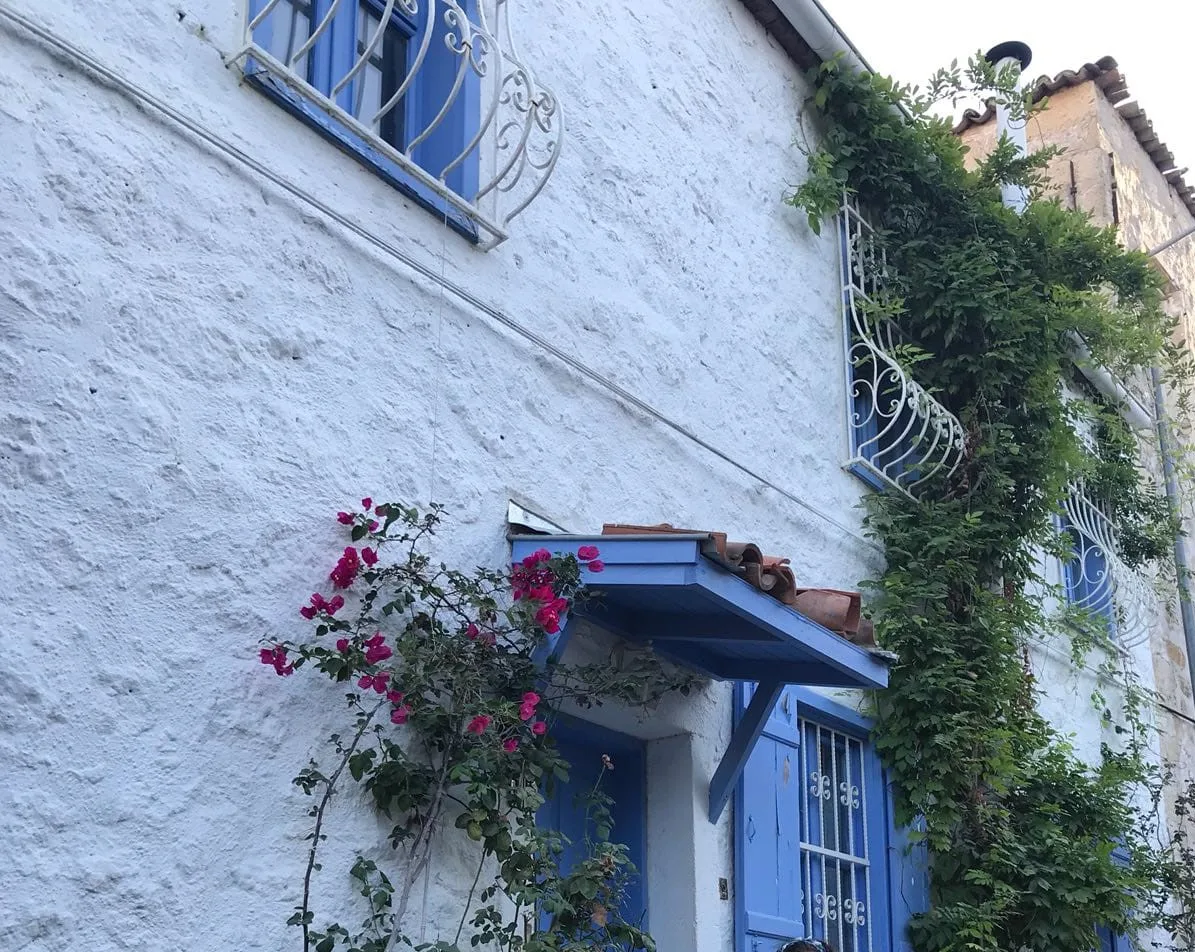 Daily Cesme & Alacati Tour from Kusadasi – Stone Houses, Bazaar & Beach — photo 6