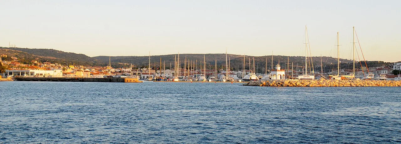 Daily Cesme & Alacati Tour from Kusadasi – Stone Houses, Bazaar & Beach — photo 12