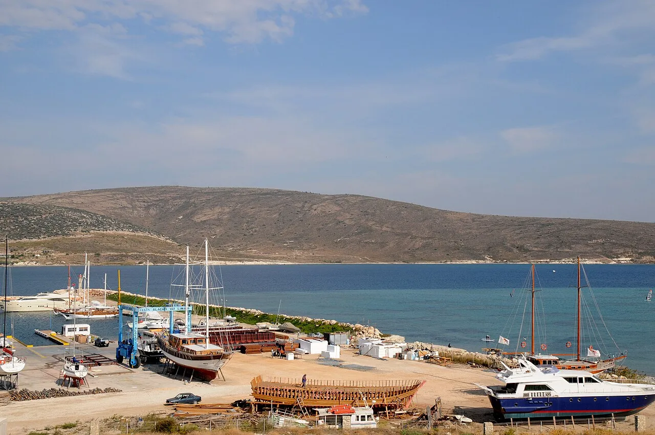 Daily Cesme & Alacati Tour from Kusadasi – Stone Houses, Bazaar & Beach — photo 13