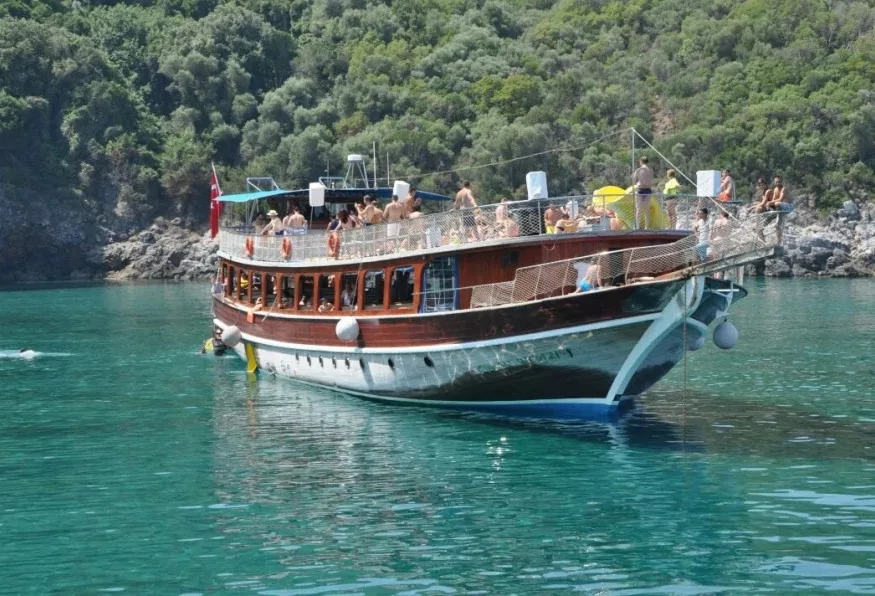 Daily Boat Tour from Cesme – Green Bay, Blue Bay & Ayayorgi Swim Stops — photo 4