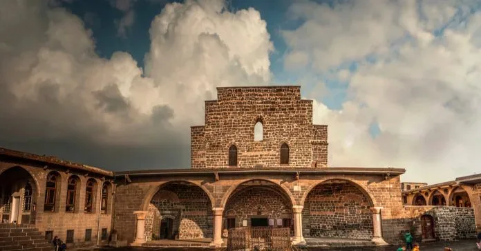 Daily Diyarbakir City Tour from Mardin – Walls, Mosques & Cayonu — photo 12
