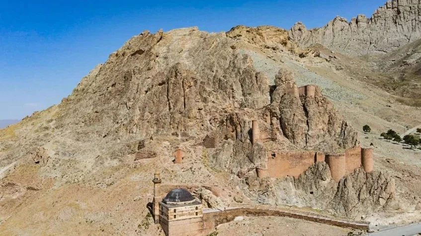 Daily Dogubayazit Tour from Igdir – Ishak Pasa Palace & Meteor Pit — photo 2