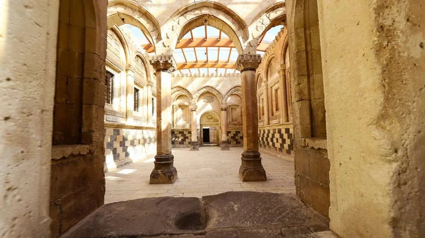 Daily Dogubayazit Tour from Igdir – Ishak Pasa Palace & Meteor Pit — photo 3