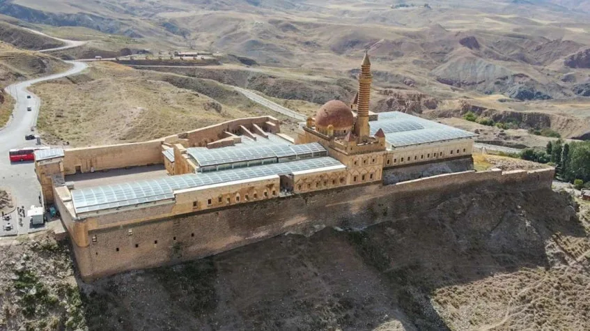 Daily Dogubayazit Tour from Igdir – Ishak Pasa Palace & Meteor Pit — photo 4