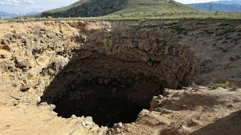 Daily Dogubayazit Tour from Igdir – Ishak Pasa Palace & Meteor Pit — photo 7