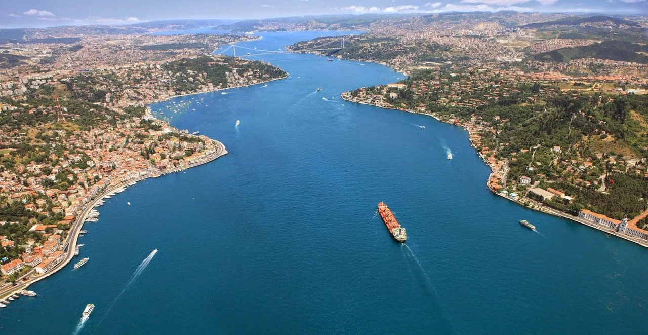 Luxury Bosphorus Sunset Yacht Cruise from Istanbul – Canapes & Views — photo 5
