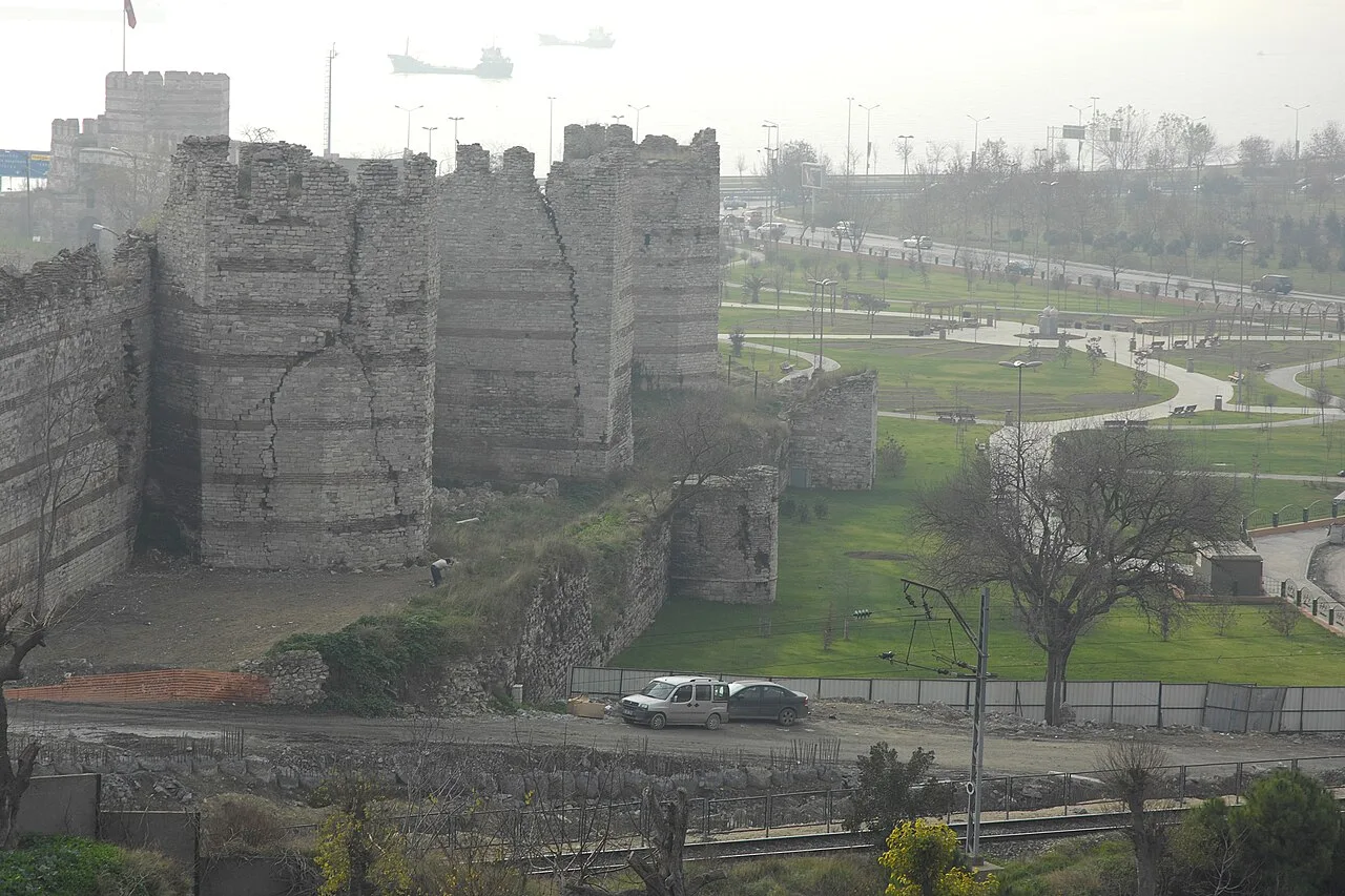 Istanbul City Walls Tour – Balat, Tekfur Palace & Yedikule Fortress — photo 3